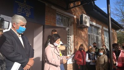Обіцяють перекрити залізницю. Протест через звільнення директорки школи на Сумщині продовжується Обіцяють перекрити залізницю. Протест через звільнення директорки школи на Сумщині продовжується