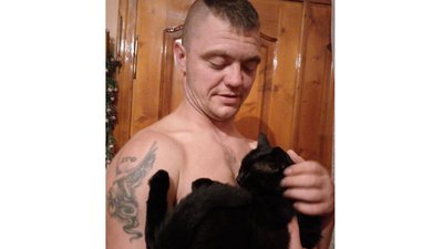 На фото загиблий військовий Ігор Гадяк тримає на руках кота, якого привіз зі сходу На фото загиблий військовий Ігор Гадяк тримає на руках кота, якого привіз зі сходу