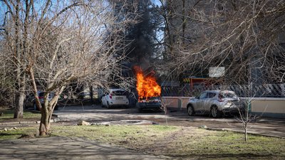 У Центральному районі Херсона внаслідок удару російського дрона горить автомобіль
