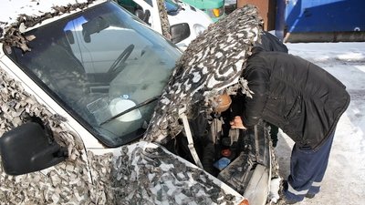 Вінницькі волонтери ремонтують три автомобілі для бійців з передової Вінницькі волонтери ремонтують три автомобілі для бійців з передової