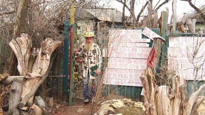 "Люди мене будуть пам’ятати". У Лисичанську пенсіонер захоплюється творчістю "Люди мене будуть пам’ятати". У Лисичанську пенсіонер захоплюється творчістю