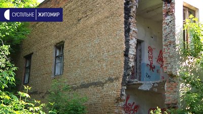 У центрі Житомира цегла з напівзруйнованого будинку падає просто на вулицю