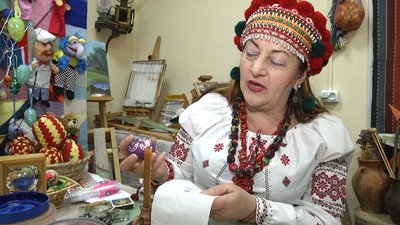 Житомирянка Ганна Івченко зібрала прадавні зразки символів, якими на Поліссі розписували писанки Житомирянка Ганна Івченко зібрала прадавні зразки символів, якими на Поліссі розписували писанки