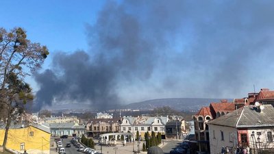 У Чернівцях на одній із вулиць горять автомобільні шини. Пожежу локалізували