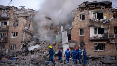 Зруйнована обстрілом РФ п'ятиповерхівка у Дарницькому районі, 28 серпня 2025 року