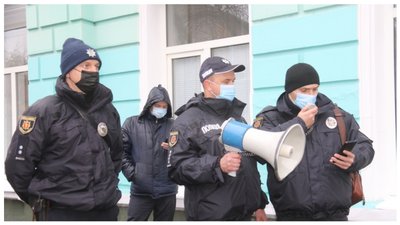 У Мелітополі більш як сто людей мітингують проти "примусової" вакцинації У Мелітополі більш як сто людей мітингують проти "примусової" вакцинації
