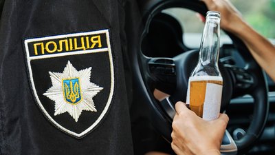 П'яний водій на Чернігівщині пропонував хабар поліцейським, а потім намагався втекти