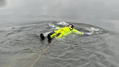 Волинські рятувальники закупили 50 гідрокостюмів. Як їх випробовують Волинські рятувальники закупили 50 гідрокостюмів. Як їх випробовують