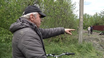 Житель Слов'янська на місті обстрілу 11 травня 2023 року. Житель Слов'янська на місті обстрілу 11 травня 2023 року.