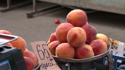 Персики у Рівному: скільки коштують та як їх купують на ринку