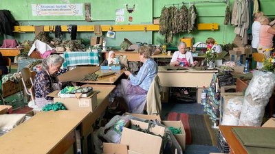 Волонтери працюють залі Волонтери працюють залі