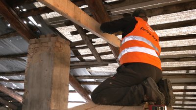 Перекривають дах — волонтери "Добробату" допомагають відновлювати будинки у Тростянці