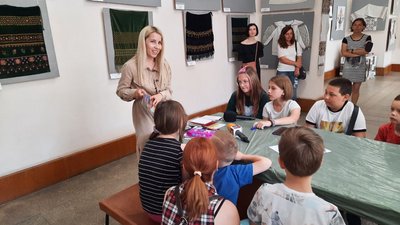 У Тернополі дітей-переселенців навчали створювати малюнки за текстами віршів У Тернополі дітей-переселенців навчали створювати малюнки за текстами віршів