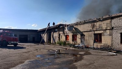 Рятувальники на Донеччині ліквідують пожежі
