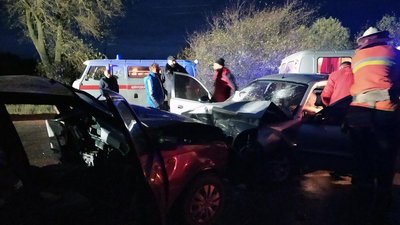 На Житомирщині шестеро людей постраждали від лобового зіткнення двох легковиків