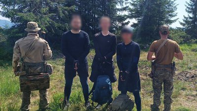 Біля кордону з Румунією прикордонники затримали трьох чоловіків