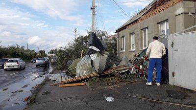 Кропивничани прибирають наслідки негоди Кропивничани прибирають наслідки негоди