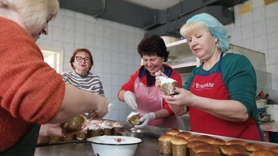 У Полтаві волонтери продають паски, аби зібрати гроші для 116-ї бригади У Полтаві волонтери продають паски, аби зібрати гроші для 116-ї бригади