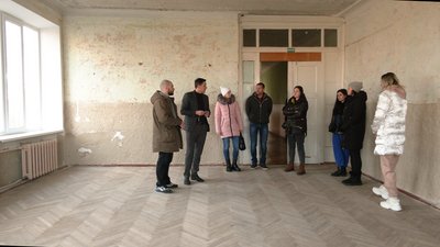 Батьки учнів одного з ліцеїв Франківська виступили проти, щоб у класах їхніх дітей зробили гуртожиток для переселенців Батьки учнів одного з ліцеїв Франківська виступили проти, щоб у класах їхніх дітей зробили гуртожиток для переселенців