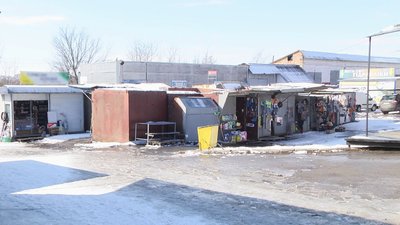 Зараз торговельні місця знаходяться внизу ринку, по вулиці Трудовій Зараз торговельні місця знаходяться внизу ринку, по вулиці Трудовій