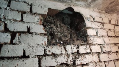 У Тернополі мешканці будинку на якому є напис "Укриття", скаржаться на затоплені підвали