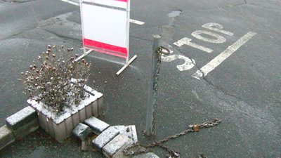 Біля торгового центру в Луцьку демонтували шлагбаум та контейнер охорони. Позиції сторін