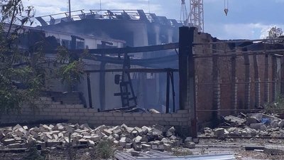 Рятувальники Херсонщини другу добу розбирають завали на пошкоджених об'єктах у Новій Каховці