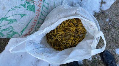 З церковних в окопні. На Миколаївщині священник віддає волонтерам огарки свічок З церковних в окопні. На Миколаївщині священник віддає волонтерам огарки свічок