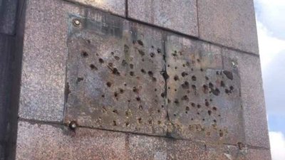 Декомунізація у Херсоні: з пам'ятника у парку демонтували дошку
