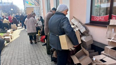 У Сумах видають гуманітарну допомогу дітям війни У Сумах видають гуманітарну допомогу дітям війни