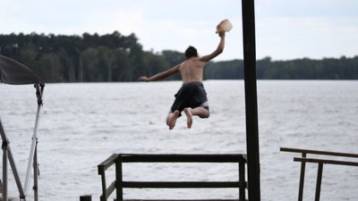 На міському озері в Івано-Франківську п'яним не дали стрибати з мосту