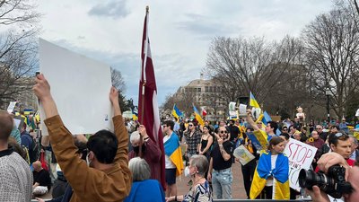 У США під Білим домом відбулась акція з вимогою закрити небо над Україною У США під Білим домом відбулась акція з вимогою закрити небо над Україною