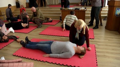 У Житомирі місцевих жителів навчають основним правилам надання першої домедичної допомоги У Житомирі місцевих жителів навчають основним правилам надання першої домедичної допомоги