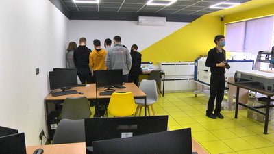 У Маріуполі, для безкоштовного навчання молоді, відкрили цифрову лабораторію У Маріуполі, для безкоштовного навчання молоді, відкрили цифрову лабораторію