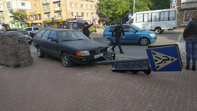 Аварія на перехресті Проспекту Перемоги та вулиці Мстиславської у Чернігові