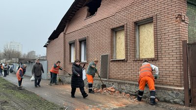 Усунення наслідків ударів РФ у Холодногірському районі Харкова в ніч на 2 квітня 2025 року