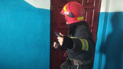 Прикарпатські рятувальники відімкнули двері, за якими була 9-річна дитина
