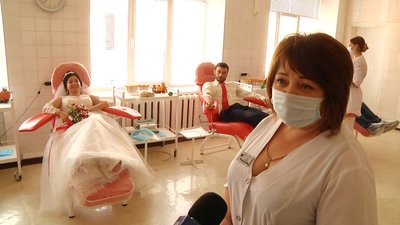 На Житомирщині Олеся та Андрій Мінасови у день свого весілля пішли здавати кров На Житомирщині Олеся та Андрій Мінасови у день свого весілля пішли здавати кров