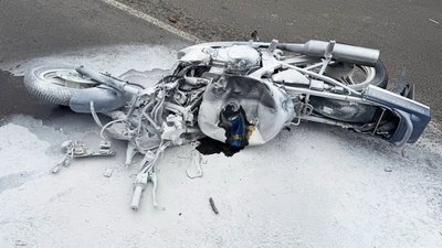 Мотоцикл, який загорівся після зіткнення з автомобілем