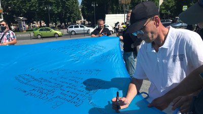 На повітряних кульках до Криму: львів'яни створили послання до кримських татар На повітряних кульках до Криму: львів'яни створили послання до кримських татар