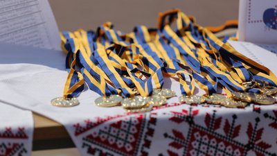 У Чернігові 114 випускників закінчили школу з медалями