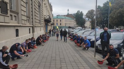 Гірники шахти "Надія" пікетують Львівську облдержадміністрацію
