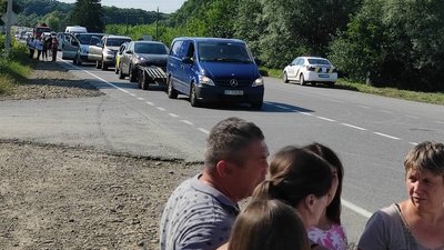 На Івано-Франківщині автомобіль збив 12-річну дівчинку. Люди перекрили дорогу На Івано-Франківщині автомобіль збив 12-річну дівчинку. Люди перекрили дорогу