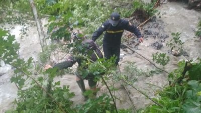 Франківські рятувальники допомогли львів'янам, яких "відрізало" від суші водою