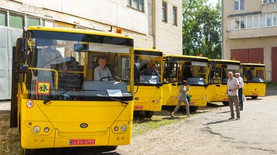 11 шкільних автобусів передали навчальним закладам Тернопільщини