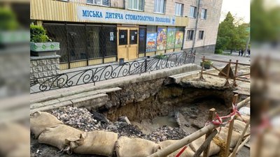 У водоканалі пояснили, чому не засипали провалля біля дитячої стоматполіклініки