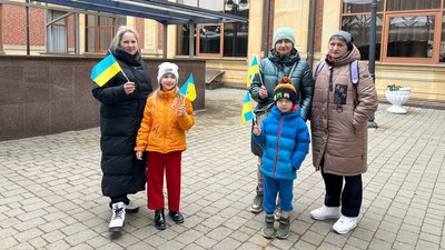 Вимушені переселенці з Донецької області прийшли провести пасажирів "Потягу Єднання" Вимушені переселенці з Донецької області прийшли провести пасажирів "Потягу Єднання"