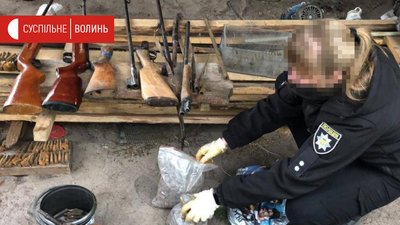 Зброю бурштин і самогон вилучили поліцейські під час обшуків на Волині