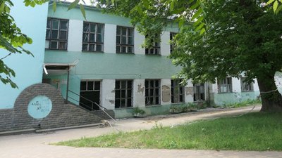 У Шостці внаслідок удару дронами пошкоджено приміщення колишнього будинку культури у міському парку У Шостці внаслідок удару дронами пошкоджено приміщення колишнього будинку культури у міському парку