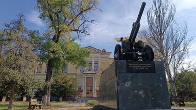 Херсон, Херсонський обласний краєзнавчий музей, пам'ятник, гармата, 122-мм гаубиця М-30